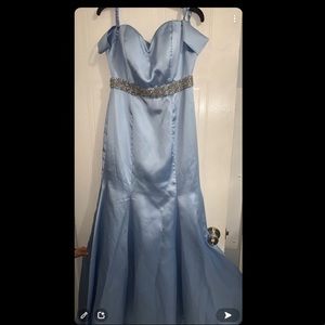 I’m selling a blue prom dress. Never worn !